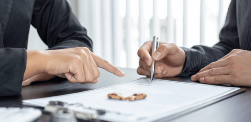 審査が進むイラスト